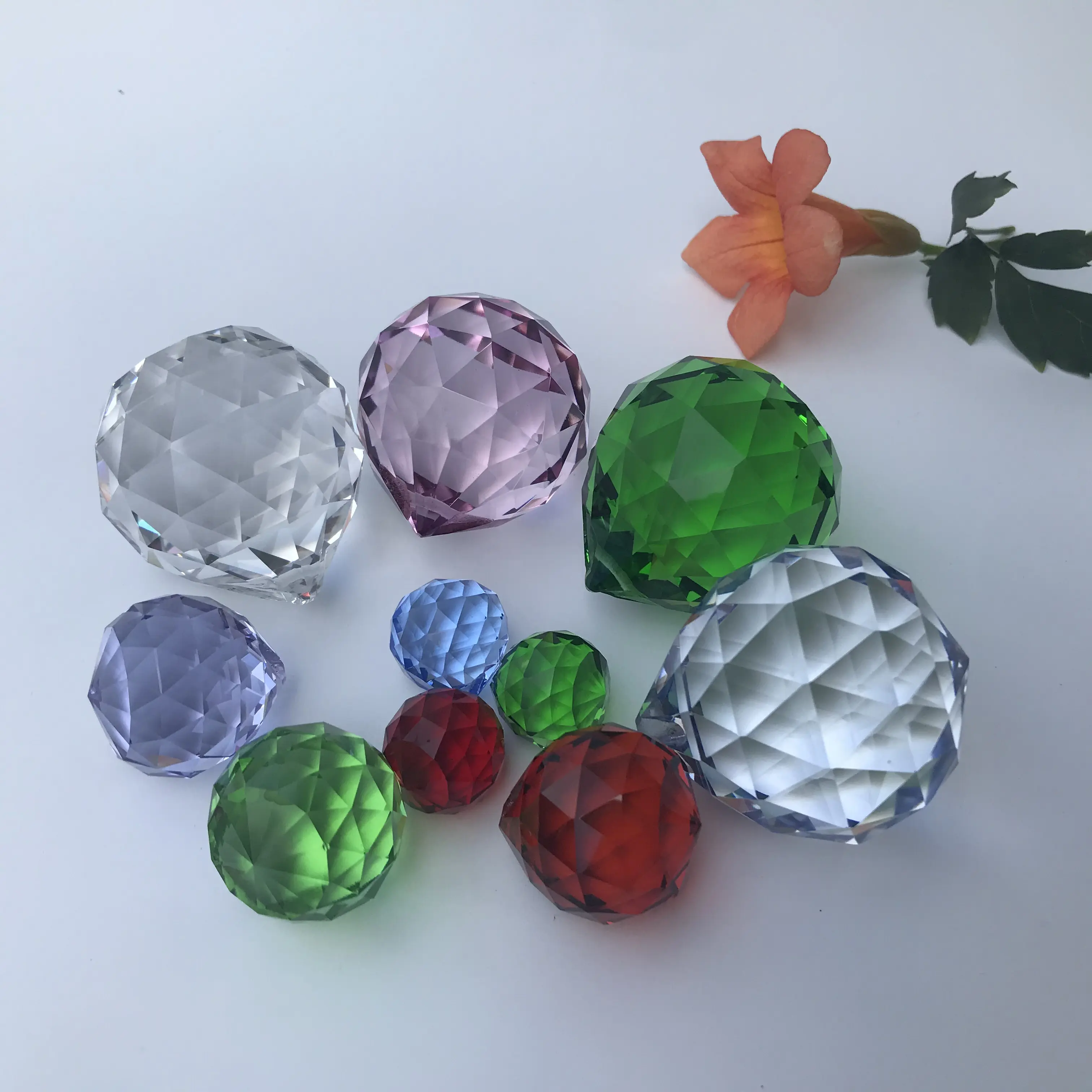 Toptan ev dekorasyon kristal prizma güneş Catcher 20/30/40/50 MM renkli kristal elmas asılı top