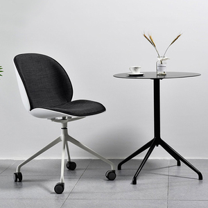 Chaise de <span class=keywords><strong>bureau</strong></span> ergonomique moderne noire bon marché pivotante en tissu et cuir pour le personnel et la salle de conférence - Product Image 2
