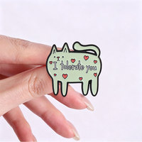 Spilla in metallo smaltato con motivo gatto e slogan, accessorio elegante per abbigliamento quotidiano