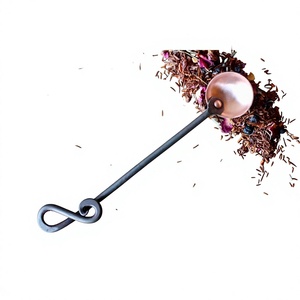 Cuillère à mesurer en cuivre forgé à la main avec manche en métal noir et motif en spirale pour mesurer le thé ou les épices - Product Image 1