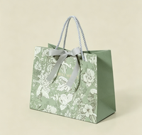 Sac fourre-tout en papier de luxe recyclable à motif floral imprimé quadricolore avec fermeture magnétique, poignée en corde et nœud en ruban pour mariage et fêtes