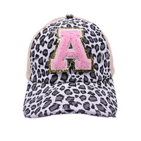 Sombrero de chenilla con Logo del alfabeto para mujer, gorra de malla con cola de caballo entrelazada, estampado de guepardo, para moño desordenado, color rosa, 26 iniciales