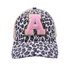 Sombrero de chenilla con Logo del alfabeto para mujer, gorra de malla con cola de caballo entrelazada, estampado de guepardo, para moño desordenado, color rosa, 26 iniciales - Product Image 3