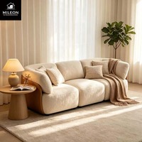 Canapé modulaire 3 places en tissu Teddy crème, style minimaliste, avec panneau latéral en bois massif pour salon résidentiel
