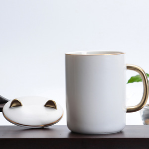 Mug en porcelaine blanche à bord doré avec couvercle en forme de chat, idéal pour le bureau, la maison ou comme cadeau d'affaires - Product Image 1