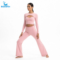 Ensemble de yoga pour femme à découpes, haut court à manches longues et pantalon évasé taille haute, tenue de fitness deux pièces, vêtements de sport doux et extensibles