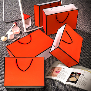 Sac cadeau en papier cartonné personnalisé à prix d'usine pour vêtements et chaussures avec votre propre logo, laminage et manipulation - Product Image 6