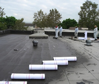 Revêtement à carreaux respirant à prix d'usine, tissu non tissé Stitchbond collé, matériau d'entoilage de toit imperméable