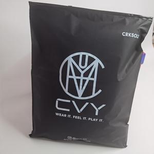 Sacs refermables en polyéthylène noir mat personnalisés avec logo multicolore - Sacs refermables à fermeture éclair pour cosmétiques et vêtements - Product Image 2