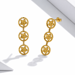 Pendientes Colgantes con Medallón Floral de Acero Inoxidable, Chapados al Vacío en Oro de 14K, con Tres Flores en Forma de Círculo, 42mm - Product Image 1