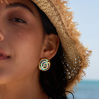 Boucles d'oreilles spirales en acier inoxydable avec coquille d'ormeau, texture martelée, clous marins irisés, collection estivale nautique, tendance, or 18 carats