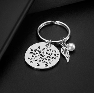 Una hermana es la forma en que Dios se asegura de que nunca caminemos solos Regalos de cumpleaños de Navidad para el llavero de hermana - Product Image 6