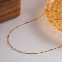 Collier délicat en chaîne dorée géométrique avec pendentif boule en acier inoxydable – Bijou élégant pour femme, pièce maîtresse de la mode