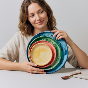 Ensemble d'assiettes plates en résine faites à la main, vaisselle moderne de luxe, colorée, écologique, passe au lave-vaisselle, vaisselle de fête, articles de table - Product Image 1