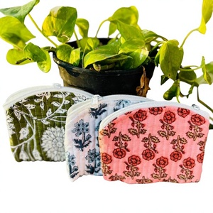 Pochettes à fermeture éclair en tissu matelassé fait main, petit porte-monnaie en coton floral, cadeaux uniques, organisateur de sac à main de rangement de maquillage, enseignant - Product Image 1