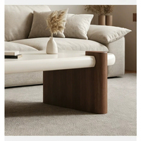 Table basse moderne Japandi en bois de noyer avec plateau irrégulier blanc crème, meuble de salon pour la maison