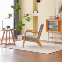Fauteuil d'appoint capitonné beige de style Mid-Century Modern avec repose-pieds et coussin, structure en bois massif, dossier à oreilles, pour salon et chambre à coucher