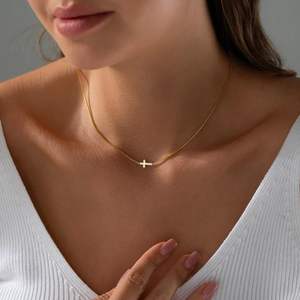 Collana con Ciondolo a Croce in Acciaio Inox e Perle, Catena a Maglia Bamboo con Pietra Naturale, Regalo Elegante per Donne - Product Image 4