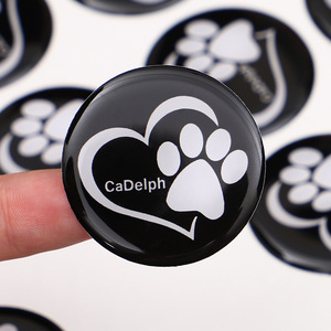Pegatinas de Resina Epoxi Personalizables en Color Monocromático con Diseño de Pata de Mascota y Corazón para Etiquetas de Embalaje - Product Image 1
