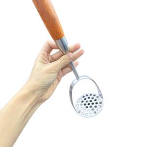 Écrase-pommes de terre domestique avec manche en bois, hachoir manuel multifonction pour purée de bébé, citrouille, patate douce - Product Image 1