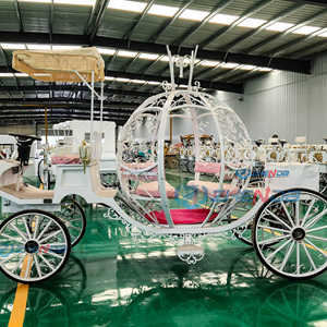 Carruaje Eléctrico Blanco Estilo Cenicienta con Interior Rosa y Diseño Ornamentado para Paseos Turísticos al Aire Libre, Carruaje de Caballos de Estilo Clásico - Product Image 4