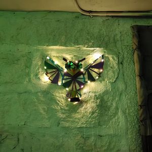 Lámpara de Pared Metálica con Diseño de Abeja, Moderna, con Energía Solar, LED de Colores, para Jardín, Patio, Valla, Decoración Exterior - Product Image 4