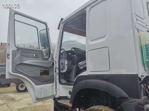 Used SINOTRUCK HOWO 371 Tractor Truck 6X4 Diesel Manual Transmission 371HP Euro 3 Left Steering Truck Head Logistics Transport - Product Image 2
