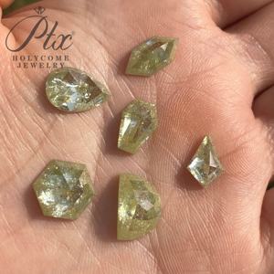 ユニークな幾何学模様の宝石、イエローのモアッサナイトダイヤモンド、インクルージョンとクラックのある六角形ハーフムーンルースストーン、ジュエリー製作用 - Product Image 1