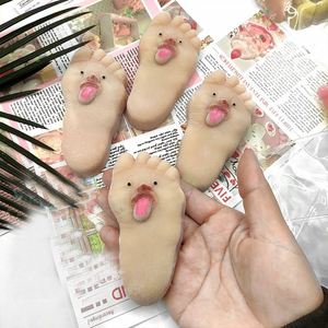 ของเล่นบีบ TPR รูปเท้าใหญ่ตลกๆ แลบลิ้นออกมา สนุกสุดๆ ของขวัญคลายเครียดสุดสร้างสรรค์สำหรับเด็กและผู้ใหญ่ ใช้เวลาว่างบีบเล่นเพื่อผ่อนคลาย - Product Image 4