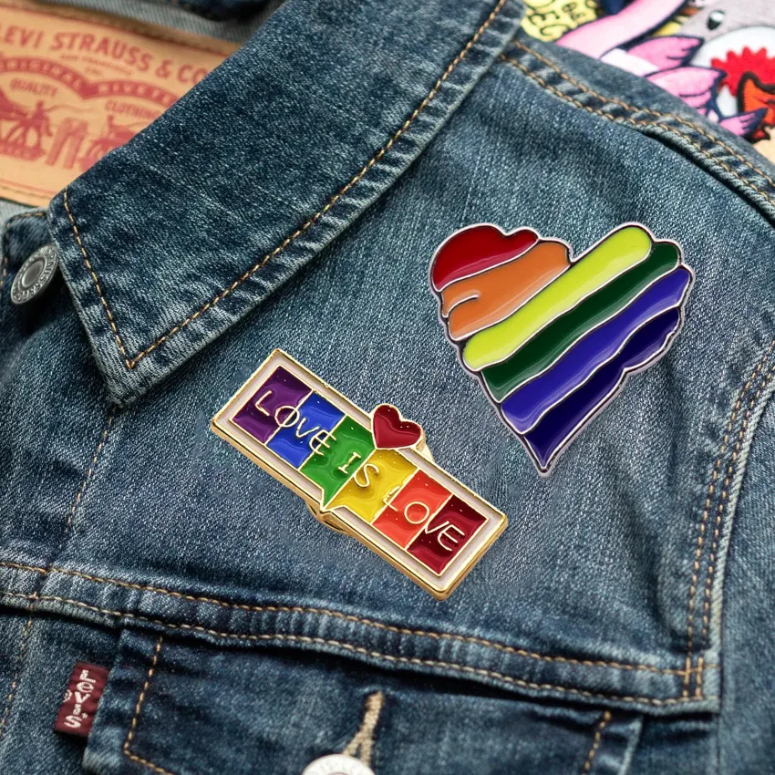 Werbeprodukt neues Design Regenbogen-Ausweis-Stift individuelles Logo Liebe LGBTQ Gay-Stift Homosexualität symbolisieren Emaille-Revers-Stift