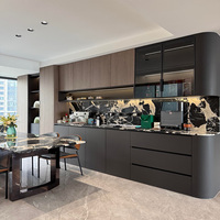 Buffet de cuisine et salle à manger en bois massif au design contemporain, éco-responsable, modulaire, avec console, table, meuble de rangement et armoire latérale
