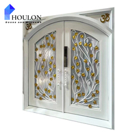 Porte d'entrée en fer forgé de style campagne française haut de gamme avec dessus cintré, verre floral gravé et finition blanc mat