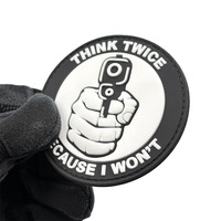 Badge moral en PVC souple 3D triangulaire, résistant à l'eau, avec logo personnalisé et fixation auto-agrippante, en stock