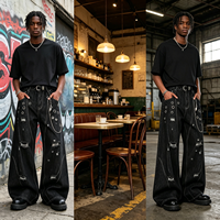 Jean baggy noir délavé et déchiré avec logo personnalisé, œillets et chaînes, coupe large, style punk streetwear pour homme