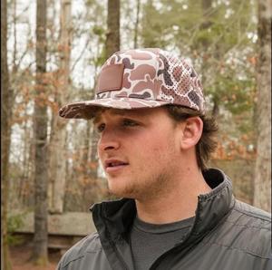 หมวกกอล์ฟลายพราง5แผงโพลีเอสเตอร์ตัดด้วยเลเซอร์ประสิทธิภาพการทำงานแบบเจาะรูกันน้ำได้หมวก Snapback พร้อมแผ่นหนัง - Product Image 4