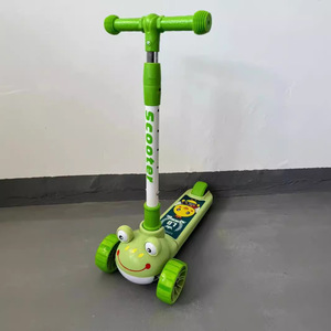 Un patinete popular para niños con altura ajustable, material plástico plegable y ensanchado, adecuado para todas las edades - Product Image 3