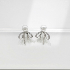 Boucles d'oreilles clous en argent sterling 925 plaqué or 18 carats avec perle, style vintage, géométriques, uniques et tendance, pour usage quotidien - Product Image 2