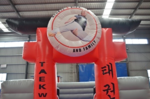 Nouveau <span class=keywords><strong>trampoline</strong></span> gonflable en PVC sur le thème des arts martiaux, adapté aux enfants et à la location pour diverses <span class=keywords><strong>occasions</strong></span> de fête. - Product Image 2