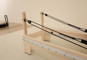 Équipement de <span class=keywords><strong>Pilates</strong></span> Reformer en bois de chêne, professionnel, durable, haute résistance, réglable, écologique, avec lit coulissant central, pour studio de yoga et soin du <span class=keywords><strong>corps</strong></span> - Product Image 6