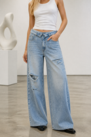 Jean large déchiré bleu clair pour femme, taille mi-haute, coupe ample, en denim délavé, style vintage tendance, jambe droite