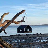 Mangeoire à oiseaux JH-Mech Garden, design à plateau ouvert, antirouille, facile à accrocher et à nettoyer, en acier thermolaqué, pour extérieur.