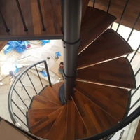 Escalier en colimaçon moderne en bois massif pour intérieur avec design de grille en acier