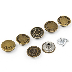 ผู้ผลิตตามสั่ง ปุ่มทองเหลืองทรงกลมแบบแบน ชุบเคลือบ พร้อมสลักโลโก้ตามแบบ สำหรับเสื้อแจ็คเก็ตและกางเกงยีนส์ - Product Image 1