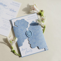 Élégante carte d'invitation de mariage bleue, imprimée en typographie avec texte personnalisé, sur papier cartonné de qualité supérieure pour événements festifs