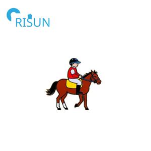 Fabrication d'épingles à cheval en émail Broche de cheval en cours d'exécution Pegasus Flying Horse Lapel Pin Badge personnalisé en fer à cheval de <span class=keywords><strong>course</strong></span> en émail - Product Image 4
