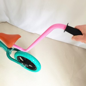 Barre d'assistance pour vélo enfant rose en acier carbone, poignée de poussée pour vélo d'équilibre enfant de 2 à 4 ans, accessoire pour vélo enfant - Product Image 1
