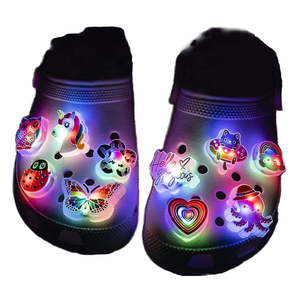 Boucle de chaussure LED clignotante en PVC avec design perforé, style dessin animé mignon, décoration DIY pour chaussures de jardin - Product Image 1