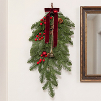 Decoración Navideña Vintage en Forma de Lágrima con 3 Campanas de Cobre, Cinta de Terciopelo Rojo, Piñas y Adornos Artificiales de Plástico para Colgar en la Pared
