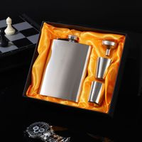 Ugain 2026 BARU Cina Terlaris Botol Anggur Mewah 6oz Hadiah Kustom Tahan Bocor Botol Minuman Stainless Steel Cetak Sablon Sutra