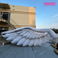 Poupée gonflable géante de 6 m avec cornes rouges et ailes en plumes blanches pour la décoration d'événements sur le thème d'Halloween